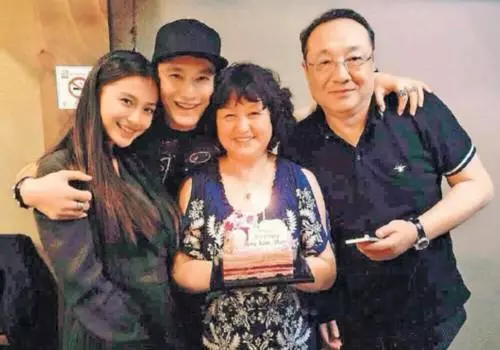 女星與婆婆的尷尬合照!楊冪像做錯事,劉詩詩好生疏,Angelbaby太亮了!