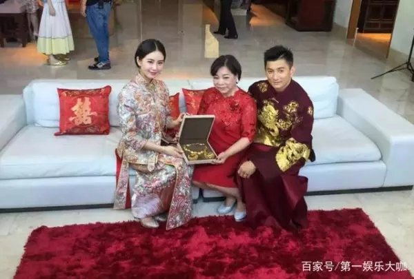 女星與婆婆的尷尬合照!楊冪像做錯事,劉詩詩好生疏,Angelbaby太亮了!