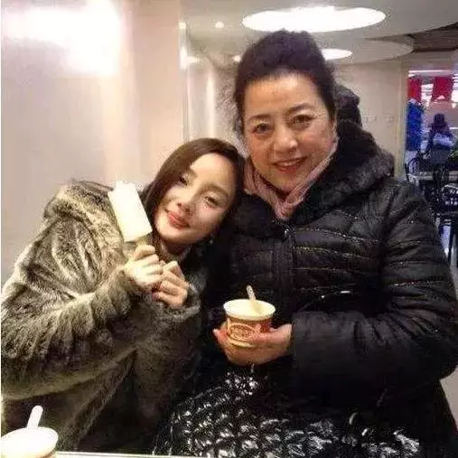 女星與婆婆的尷尬合照!楊冪像做錯事,劉詩詩好生疏,Angelbaby太亮了!