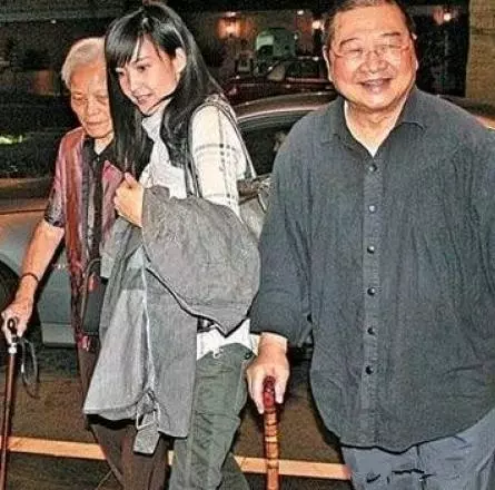 女星與婆婆的尷尬合照!楊冪像做錯事,劉詩詩好生疏,Angelbaby太亮了!