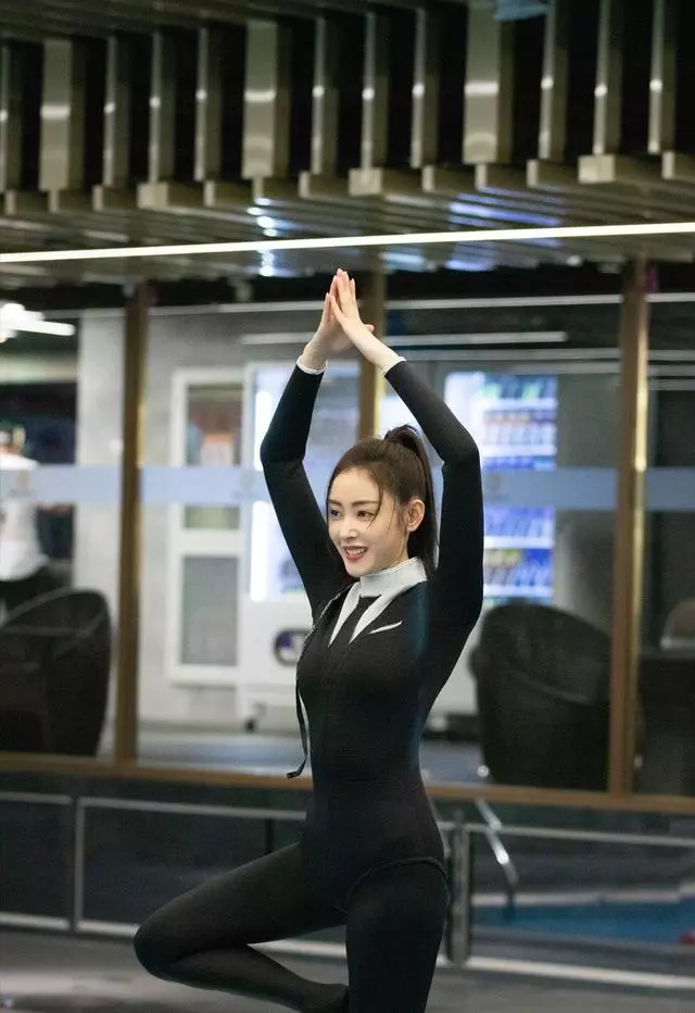 泳衣還能這麼穿?女星穿「西裝泳衣」上節目,好身材令人大開眼界!