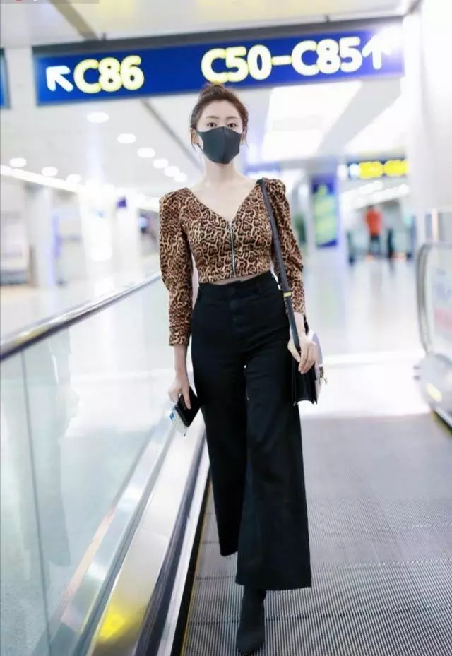 泳衣還能這麼穿?女星穿「西裝泳衣」上節目,好身材令人大開眼界!