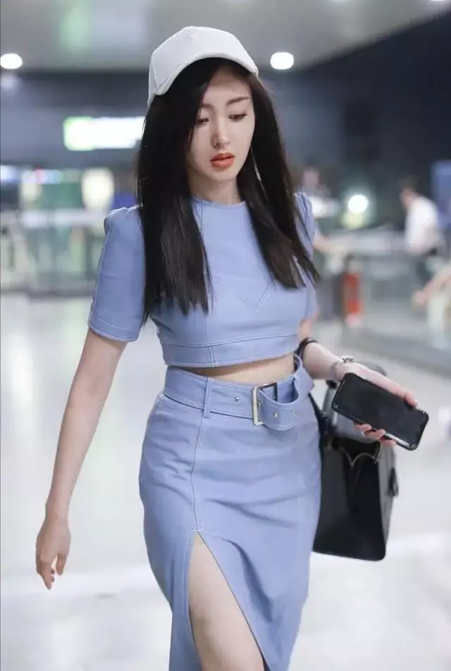 泳衣還能這麼穿?女星穿「西裝泳衣」上節目,好身材令人大開眼界!