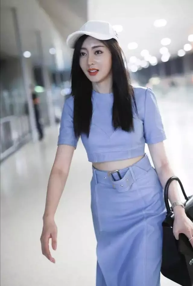 泳衣還能這麼穿?女星穿「西裝泳衣」上節目,好身材令人大開眼界!