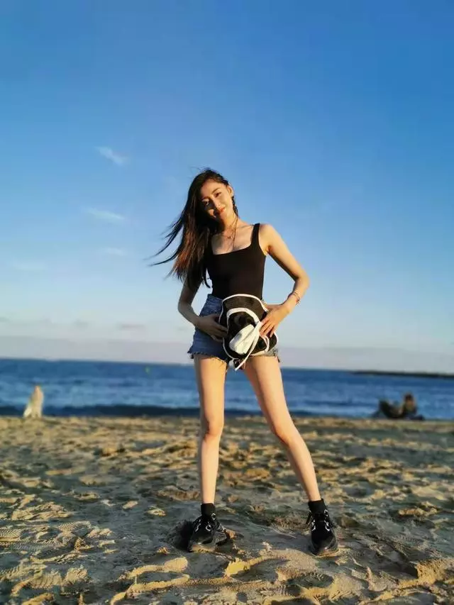 泳衣還能這麼穿?女星穿「西裝泳衣」上節目,好身材令人大開眼界!