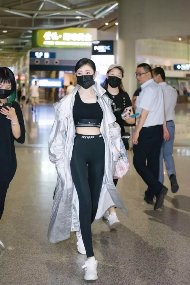 泳衣還能這麼穿?女星穿「西裝泳衣」上節目,好身材令人大開眼界!