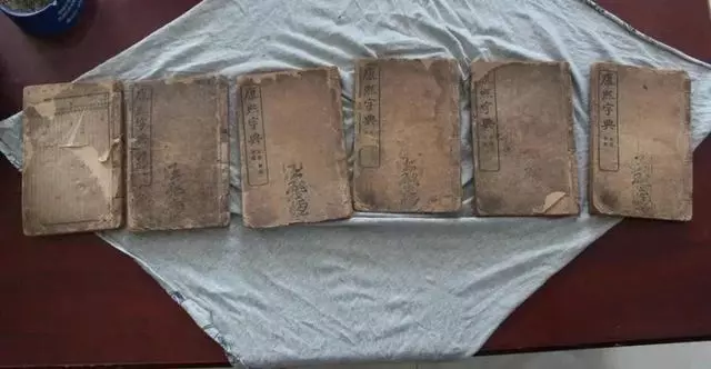 挖出祖傳《康熙字典》,拿去估價「竟高達七位數」,男子興奮拿去拍賣,最後竟樂極生悲!