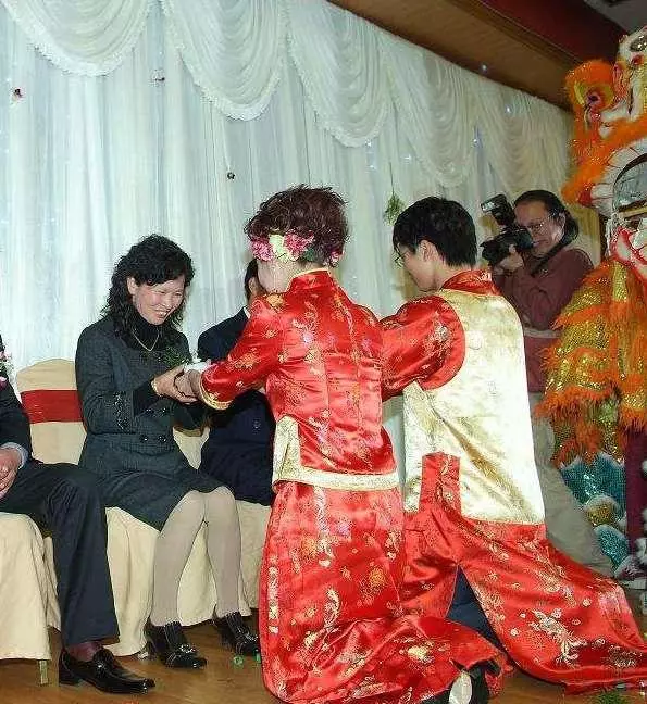單親家庭的新娘喊不出「媽」,婆婆扣下改口費,新娘扯婚紗不嫁了