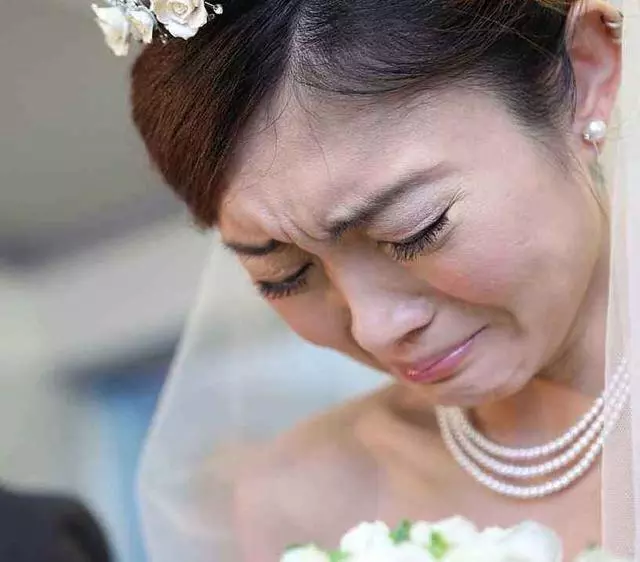 單親家庭的新娘喊不出「媽」,婆婆扣下改口費,新娘扯婚紗不嫁了