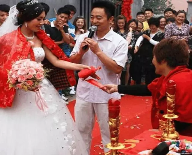 單親家庭的新娘喊不出「媽」,婆婆扣下改口費,新娘扯婚紗不嫁了