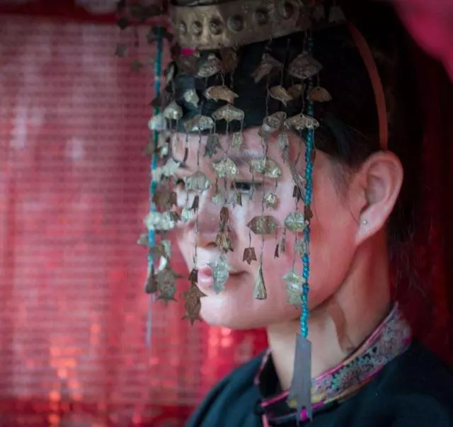 單親家庭的新娘喊不出「媽」,婆婆扣下改口費,新娘扯婚紗不嫁了