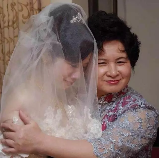 單親家庭的新娘喊不出「媽」,婆婆扣下改口費,新娘扯婚紗不嫁了