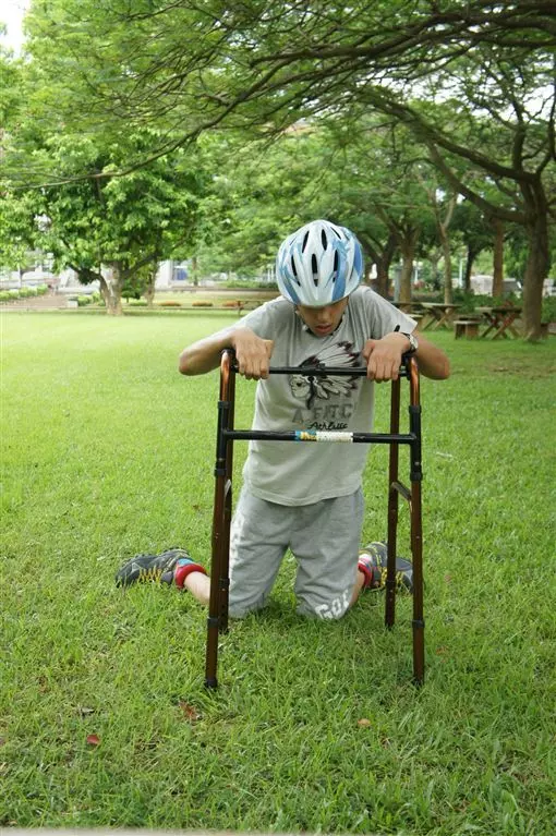 4歲被判終生聽不見!22歲男孩「靠輪椅行動10年」忍受異樣眼光,媽媽:當你雙腳環遊世界~~