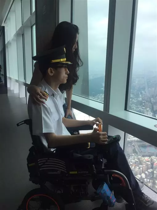 4歲被判終生聽不見!22歲男孩「靠輪椅行動10年」忍受異樣眼光,媽媽:當你雙腳環遊世界~~