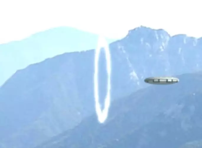 男子無意間撞見「UFO穿越時空門」拍下珍貴影片!放大檢視「80萬網友全看傻」:做人不要太鐵齒!