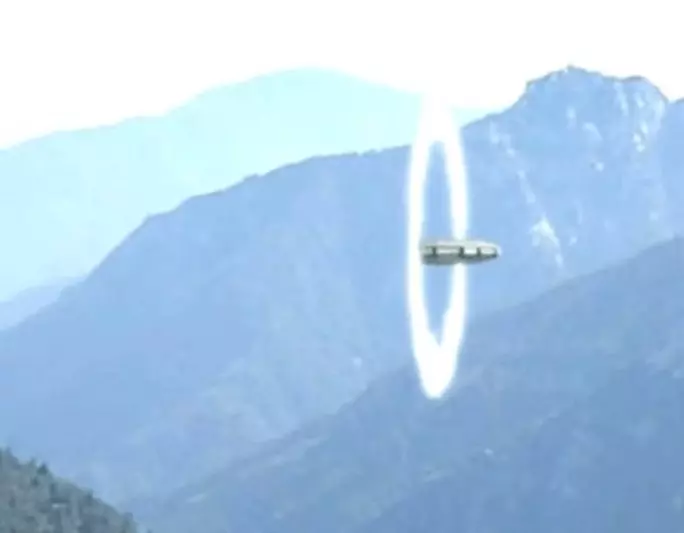 男子無意間撞見「UFO穿越時空門」拍下珍貴影片!放大檢視「80萬網友全看傻」:做人不要太鐵齒!