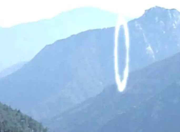 男子無意間撞見「UFO穿越時空門」拍下珍貴影片!放大檢視「80萬網友全看傻」:做人不要太鐵齒!