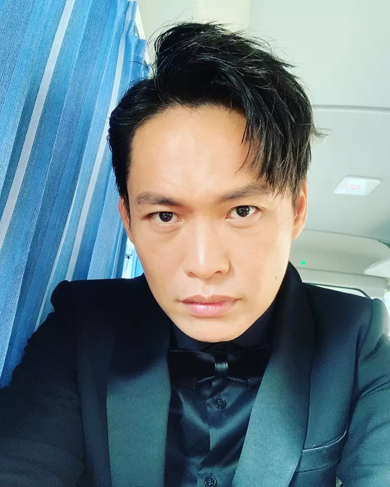 黃鐙輝棄竹科圓藝人夢!忍淚騙已故失智爺「我在台北超紅」 「不紅諧星」終獲金鐘:爺爺我拿獎了