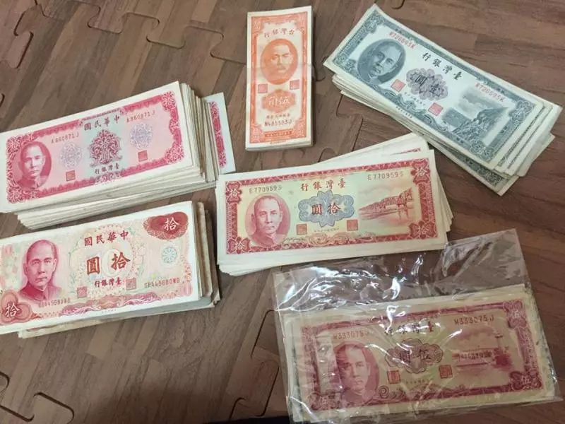 阿公衣櫃留下「數百張骨董鈔」跟新的一樣 網友解密「鈔票上特殊暗號」驚呼:阿公是狠角色