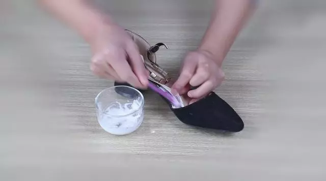 鞋子開膠先別扔,牙膏和小蘇打抹一起,比膠水粘得牢,再穿一年也不壞。