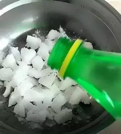 鞋子開膠先別扔,牙膏和小蘇打抹一起,比膠水粘得牢,再穿一年也不壞。