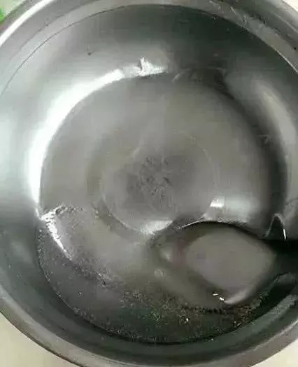 鞋子開膠先別扔,牙膏和小蘇打抹一起,比膠水粘得牢,再穿一年也不壞。