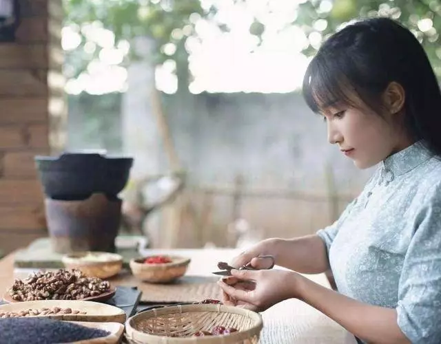 從月薪300到年入過億,李子柒順天改命的背後,只是幸運嗎?