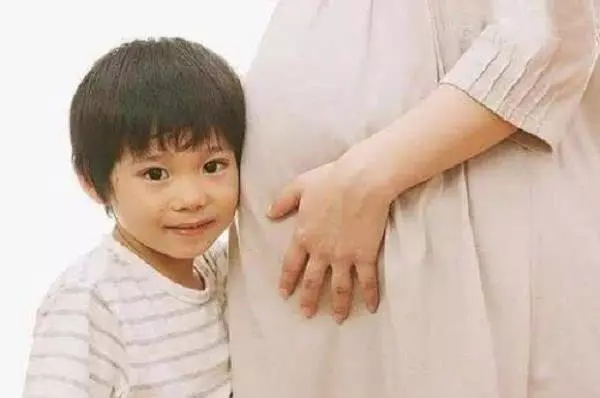 女人生第二胎最晚的年齡是幾歲?醫生:超過這個年齡對大人孩子都不好!