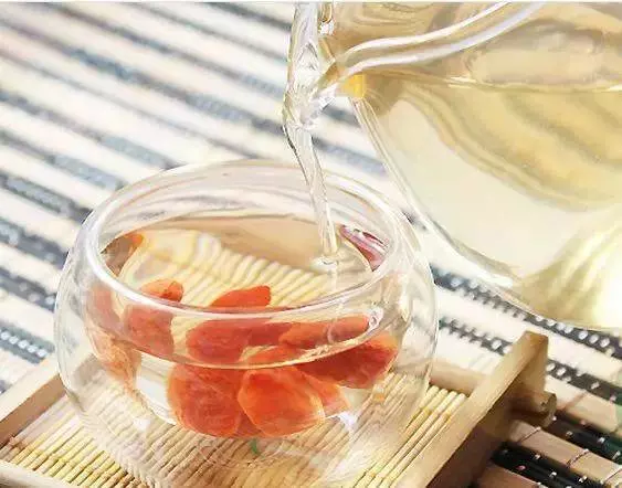 醫生提醒:這3種食物泡水,養肝效果非常好,還能預防肝硬化,肝不好的人要多喝 !
