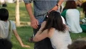 女友竟在捷運上不小心大聲說出「昨晚OO時吃到毛」還好我機智,立刻一句話神救援!