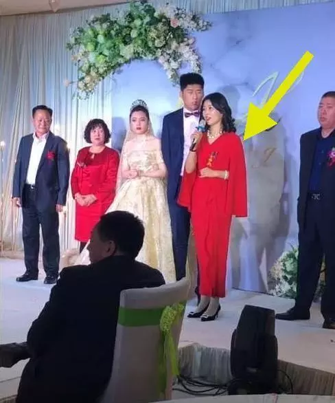 「最年輕婆婆」走紅,新娘眼神全是委屈 親家母好難堪,網友:來搶風頭的!