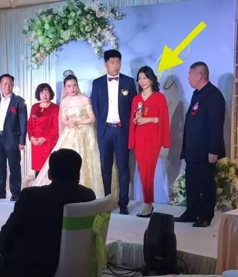 「最年輕婆婆」走紅,新娘眼神全是委屈 親家母好難堪,網友:來搶風頭的!