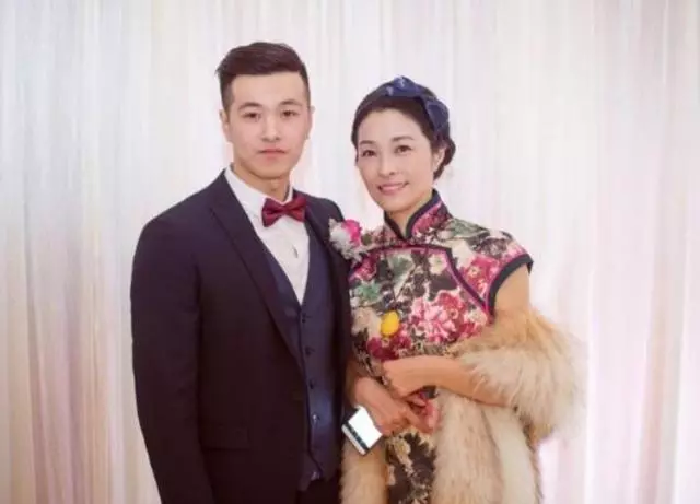 「最年輕婆婆」走紅,新娘眼神全是委屈 親家母好難堪,網友:來搶風頭的!