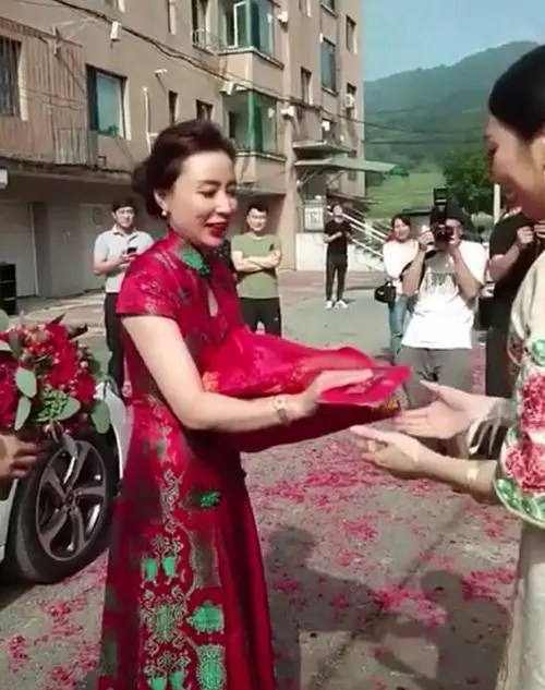 「最年輕婆婆」走紅,新娘眼神全是委屈 親家母好難堪,網友:來搶風頭的!