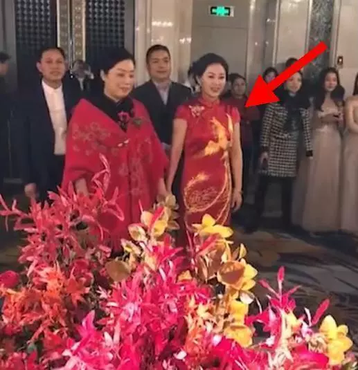 「最年輕婆婆」走紅,新娘眼神全是委屈 親家母好難堪,網友:來搶風頭的!