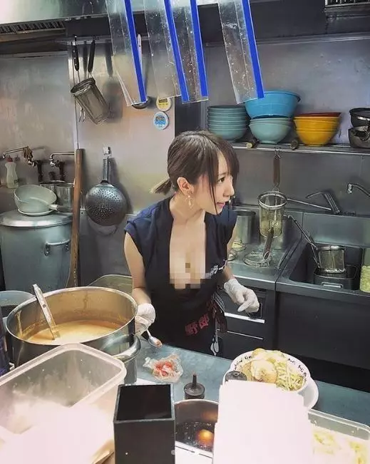 拉麵店店員一彎腰!逆天身材網友狂搜:找到店名要殺去了!