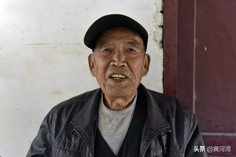 79歲爺爺伴75歲失智妻「洗衣做飯全包辦」,忘了孩子「只記得丈夫」:換我照顧她了~~