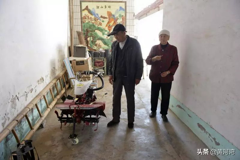 79歲爺爺伴75歲失智妻「洗衣做飯全包辦」,忘了孩子「只記得丈夫」:換我照顧她了~~