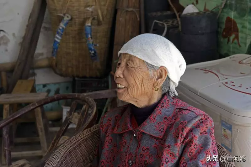79歲爺爺伴75歲失智妻「洗衣做飯全包辦」,忘了孩子「只記得丈夫」:換我照顧她了~~