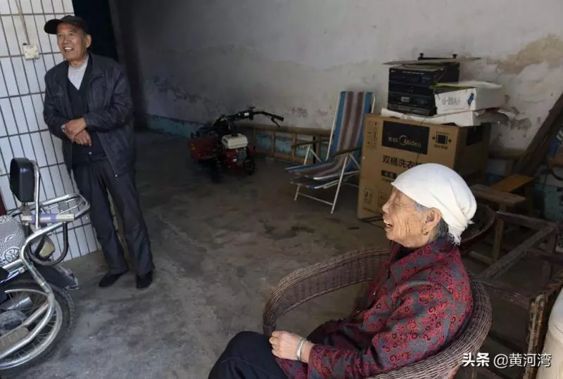 79歲爺爺伴75歲失智妻「洗衣做飯全包辦」,忘了孩子「只記得丈夫」:換我照顧她了~~
