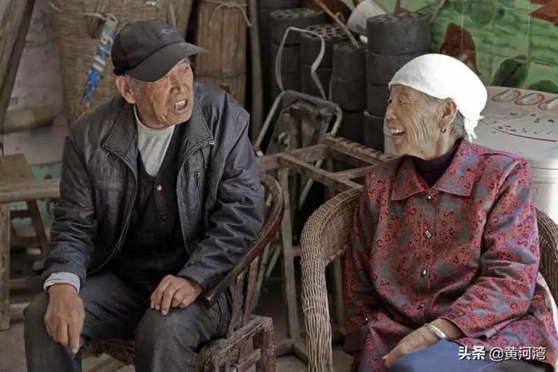 79歲爺爺伴75歲失智妻「洗衣做飯全包辦」,忘了孩子「只記得丈夫」:換我照顧她了~~