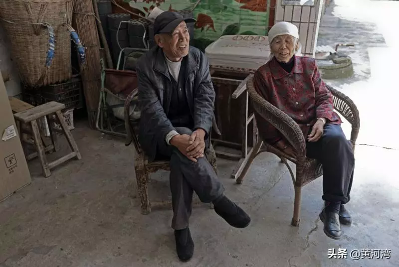 79歲爺爺伴75歲失智妻「洗衣做飯全包辦」,忘了孩子「只記得丈夫」:換我照顧她了~~