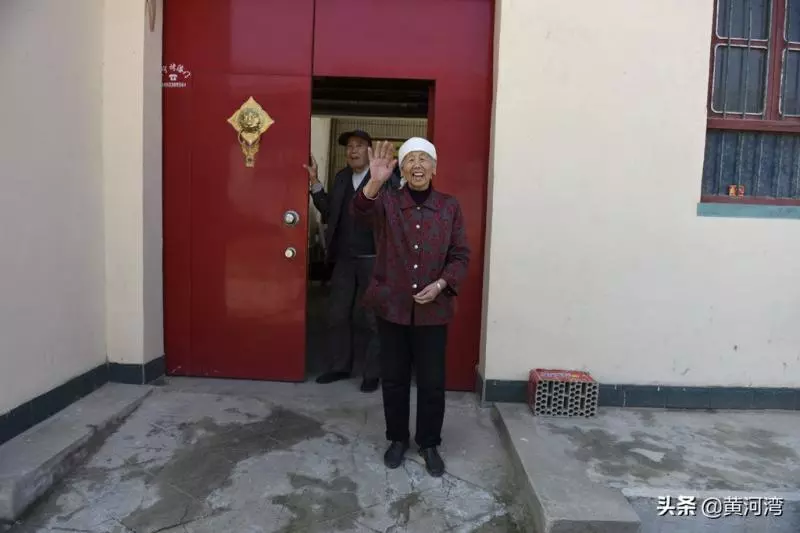 79歲爺爺伴75歲失智妻「洗衣做飯全包辦」,忘了孩子「只記得丈夫」:換我照顧她了~~