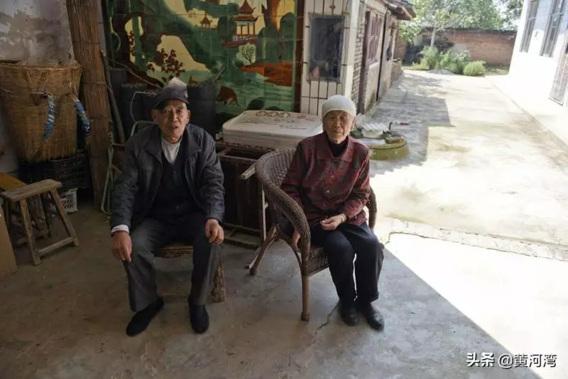 79歲爺爺伴75歲失智妻「洗衣做飯全包辦」,忘了孩子「只記得丈夫」:換我照顧她了~~