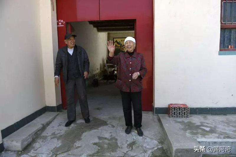 79歲爺爺伴75歲失智妻「洗衣做飯全包辦」,忘了孩子「只記得丈夫」:換我照顧她了~~