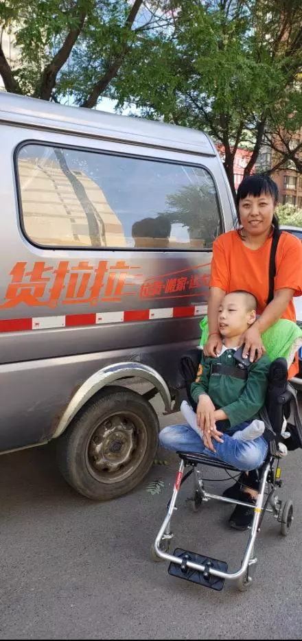 母愛感動天!單親媽8年「天天帶身障兒上班」被上司發現,工作沒丟「反獲贈補助」母子感動:有你幸福便在~~
