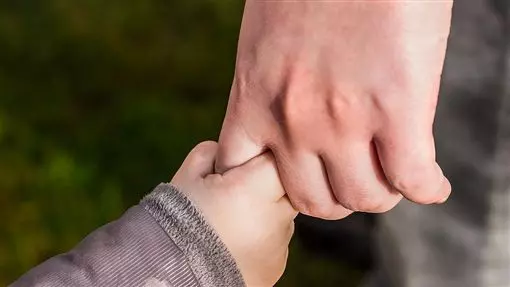 爸爸北上看她「狂塞千元鈔」身上只剩10元,離開前「突然回過頭」女兒眼眶紅了~~
