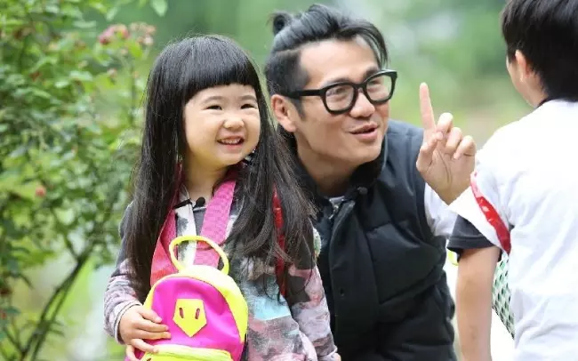 曹格9歲女超狂身材曝光!迷你熱褲大曬零贅肉神級長腿