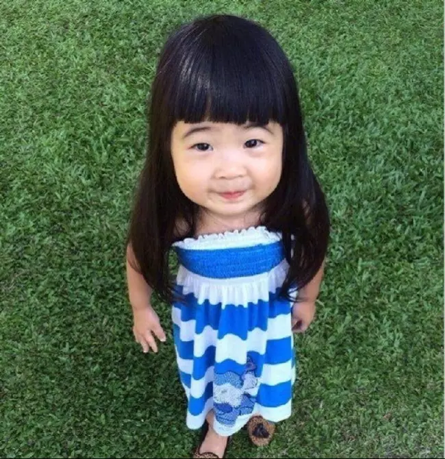 曹格9歲女超狂身材曝光!迷你熱褲大曬零贅肉神級長腿