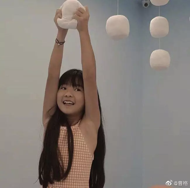 曹格9歲女超狂身材曝光!迷你熱褲大曬零贅肉神級長腿